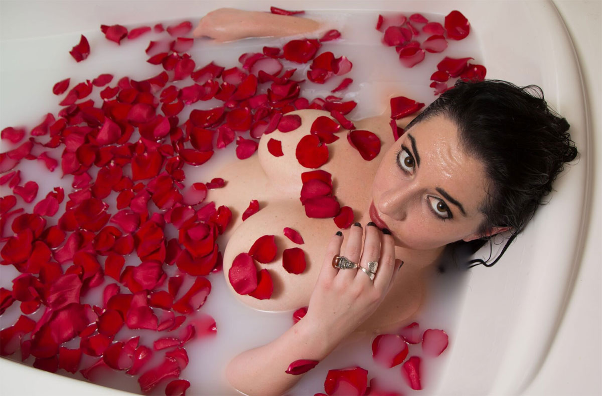 allesandra snow naked in bath